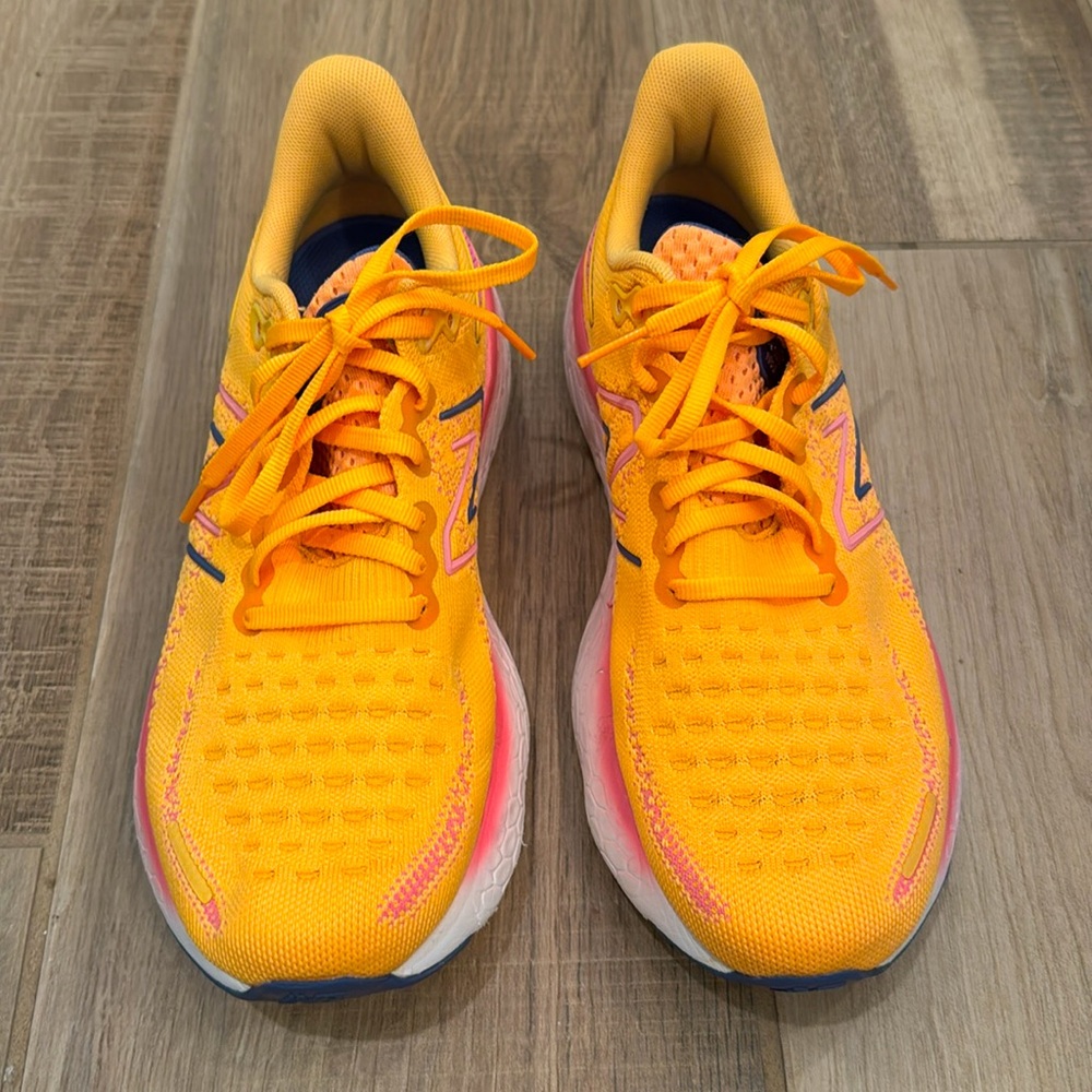 New Balance Fresh Foam X 1080v12 Shoes Woman’s 9 Orange Pink and socks